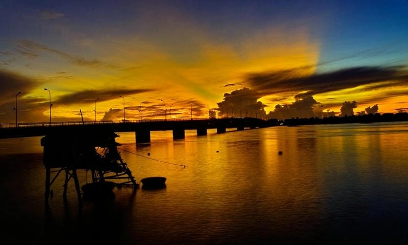 Bình minh Quảng Bình rực rỡ trên Bãi biển Nhật Lệ yên bình