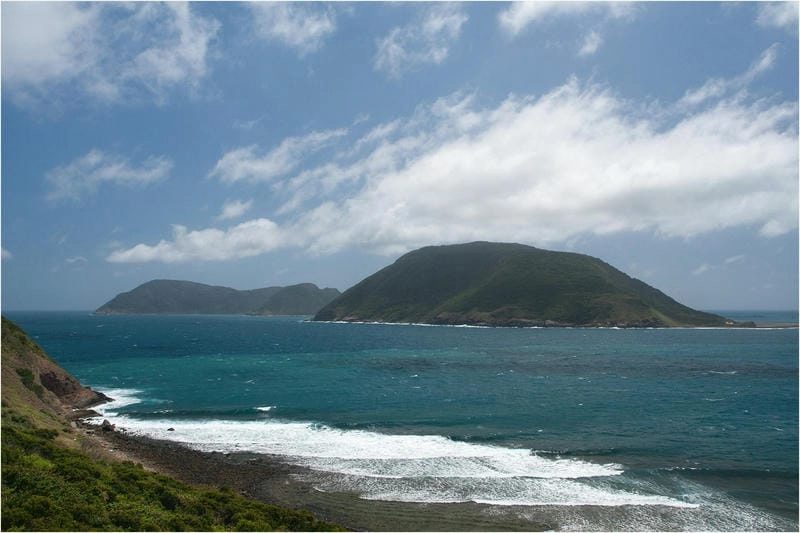 Vẻ hoang sơ Hòn Bảy Cạnh Côn Đảo giữa biển xanh