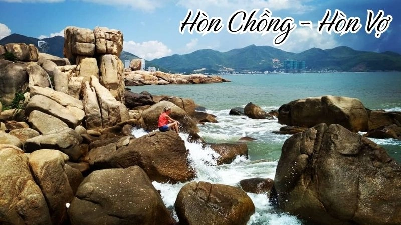 Hòn Chồng - Hòn Vợ nằm ở phía đông bắc Nha Trang