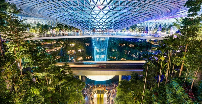 Kiến trúc mái vòm kính hiện đại bao trùm Jewel Changi Airport