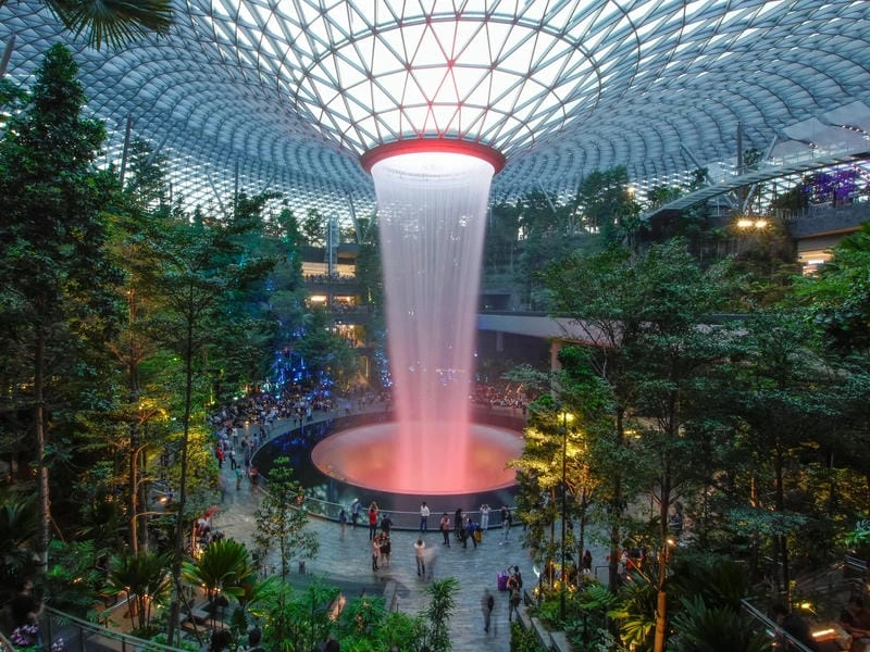 Thác Rain Vortex hùng vĩ chảy giữa trung tâm Jewel Changi