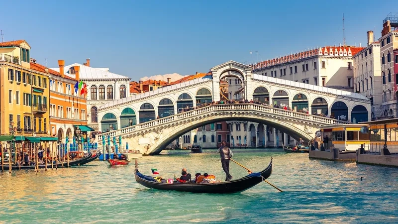 Dạo thuyền gondola thơ mộng ở kênh đào Venice
