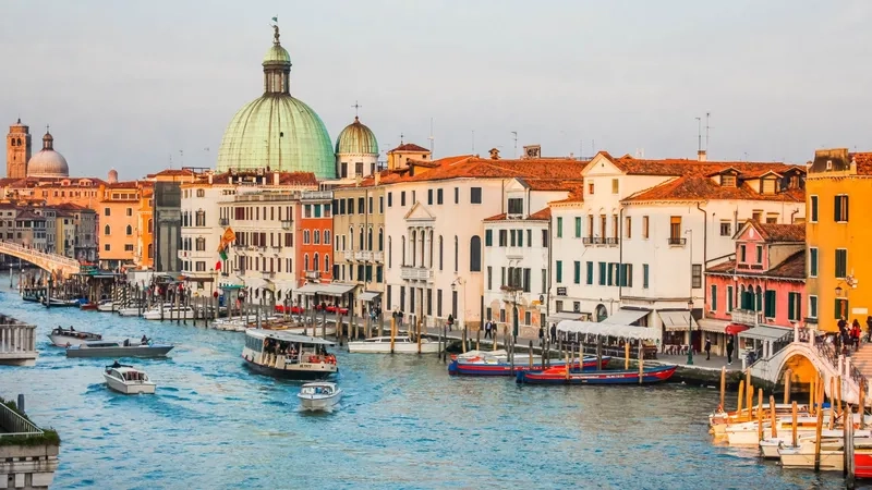 Màu nước xanh biếc của kênh đào Venice