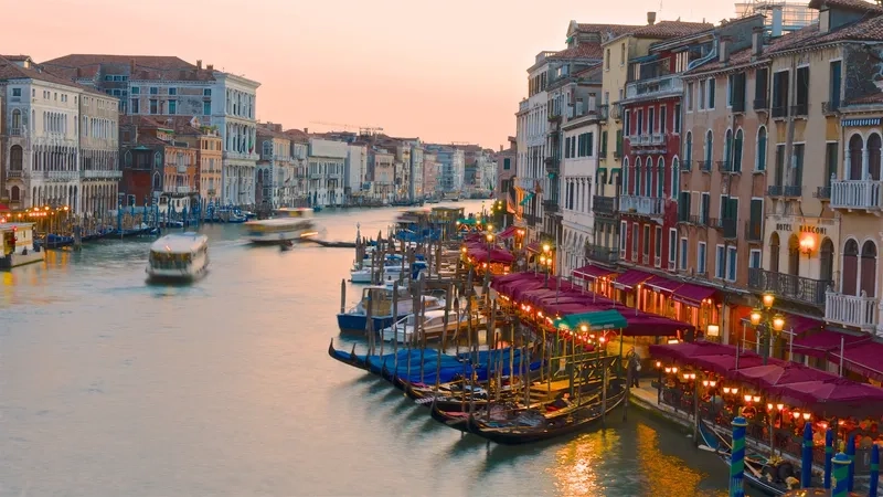 Khám phá cuộc sống ven kênh đào Venice