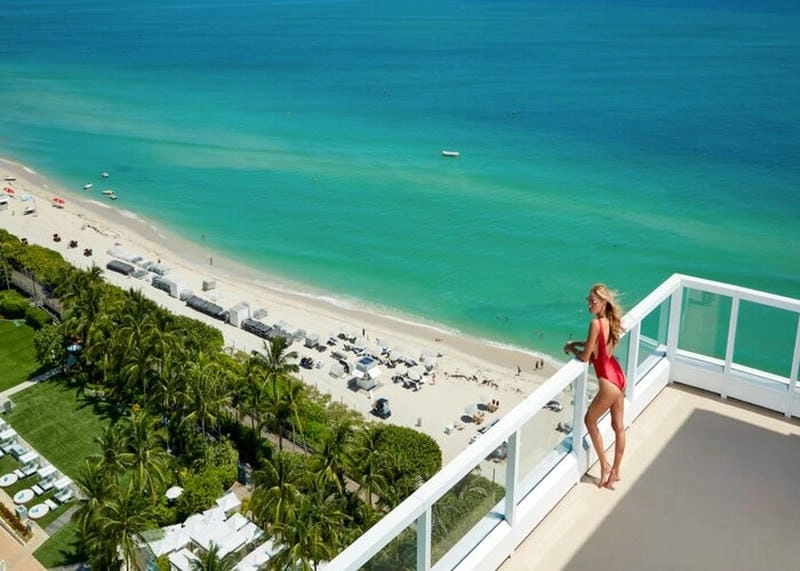 Tận hưởng Bãi biển Fontainebleau Miami Beach đầy nắng