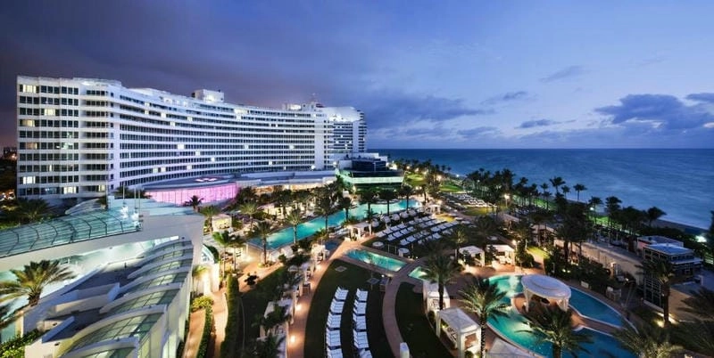 Ngắm nhìn Hồ bơi Fontainebleau Miami Beach tuyệt đẹp