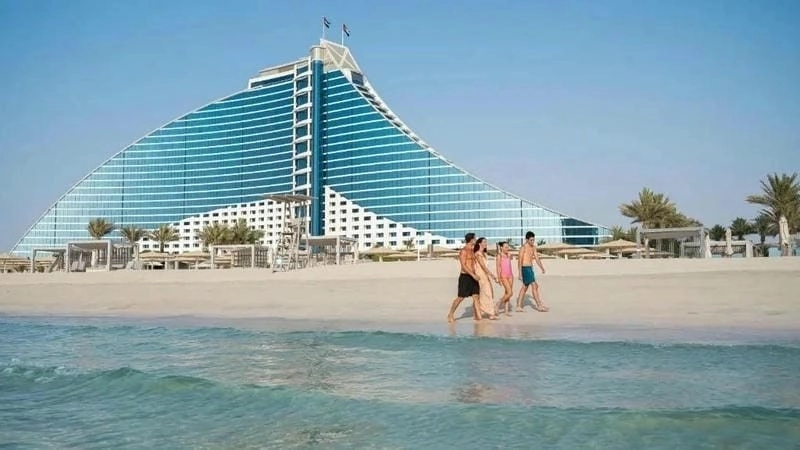 Giới thiệu khách sạn Jumeirah Beach sang trọng bên bờ biển
