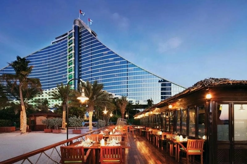 Thư giãn tại Khách sạn Jumeirah Beach Resort tuyệt vời
