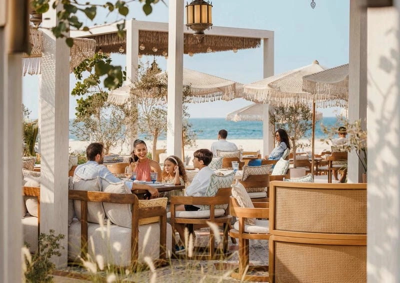 Nghỉ dưỡng thư giãn tại Khách sạn Jumeirah Beach gần biển