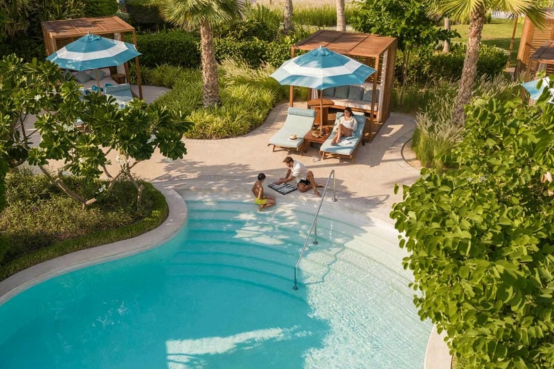 Tận hưởng bể bơi tại Khách sạn Jumeirah Beach có hồ bơi