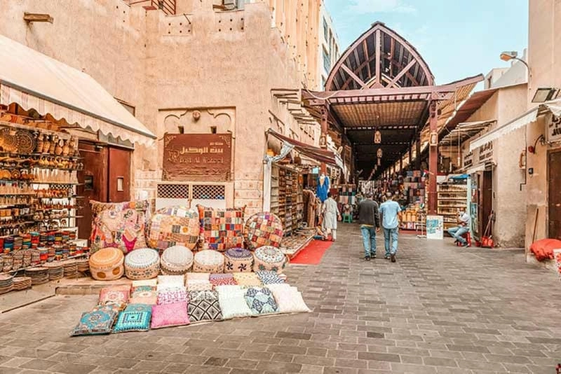 Khu phố chợ Souk Madinat Jumeirah đẹp với kênh nước và abra
