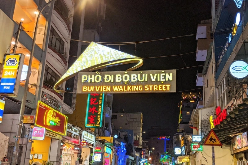 Phố Bùi Viện Sài Gòn rực rỡ ánh đèn quán bar