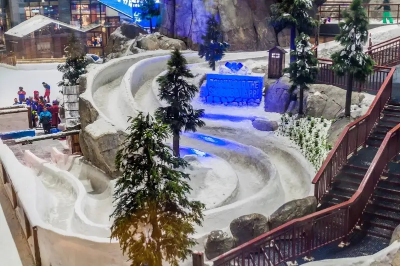 Hòa mình vào trượt ván ở Khu trượt tuyết trong nhà Ski Dubai
