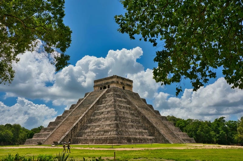 Ngắm Ảnh Kim tự tháp Chichen Itza Mexico giữa trời xanh