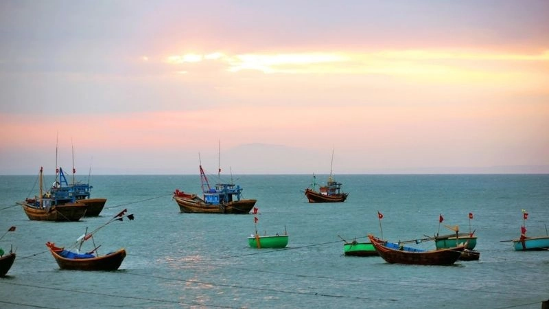 Cảnh quan Làng chài Hàm Ninh thơ mộng ven biển