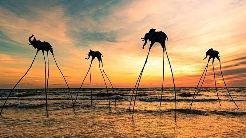 Bình minh Làng chài Hàm Ninh bừng sáng rạng ngời