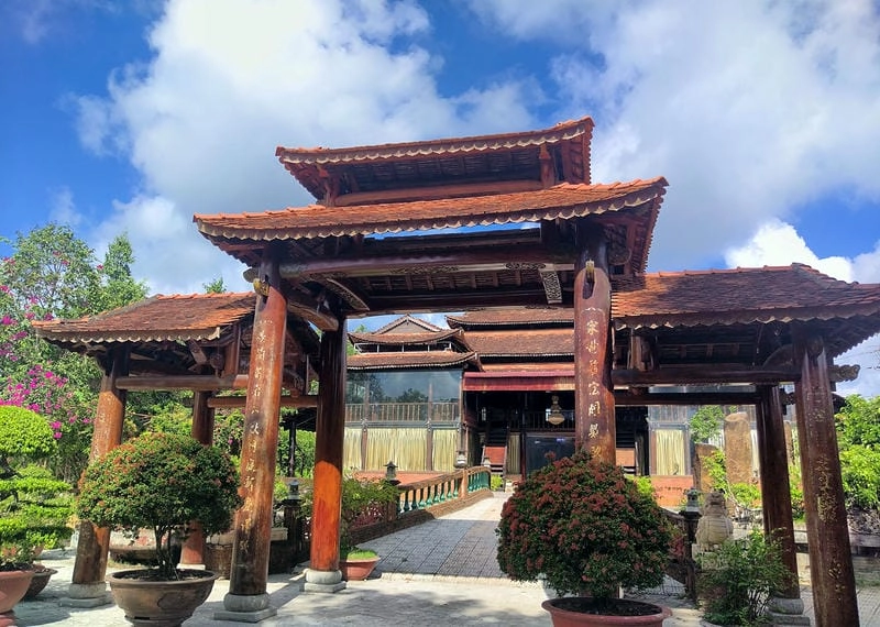Cổng làng cổ Phước Lộc Thọ Long An mang đậm nét truyền thống