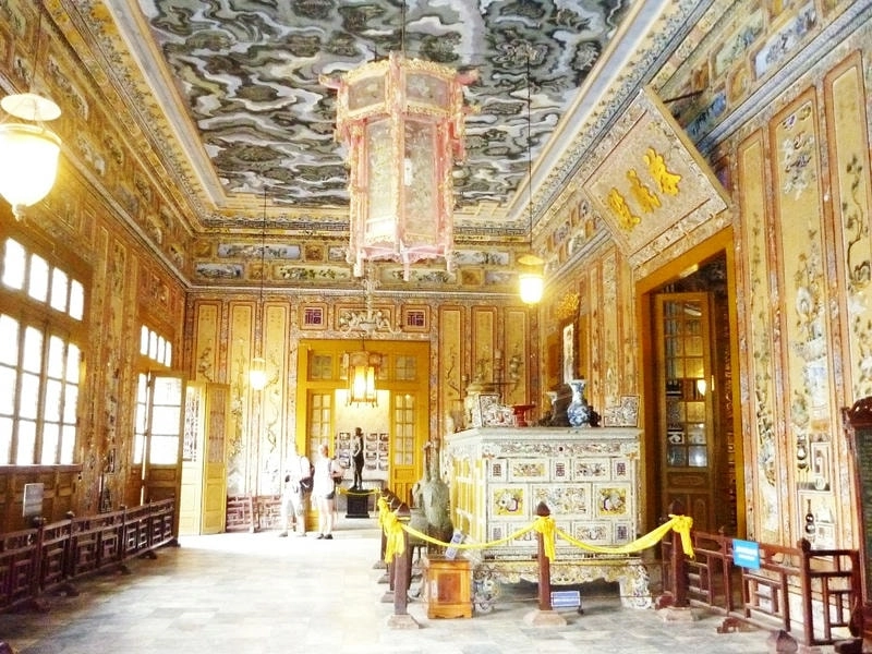 Lăng Khải Định tại lăng tẩm Huế rực rỡ sắc màu