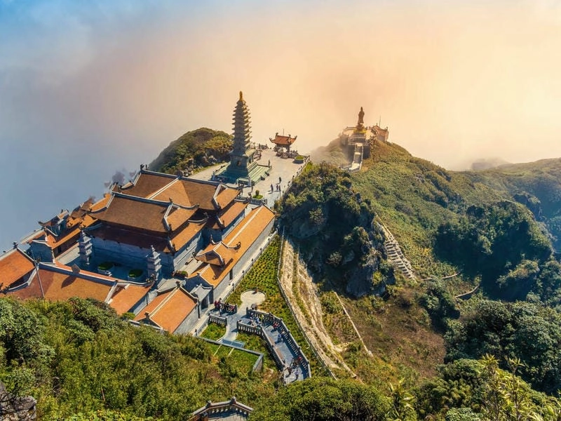 Cảnh quan Lào Cai với núi non trùng điệp hùng vĩ