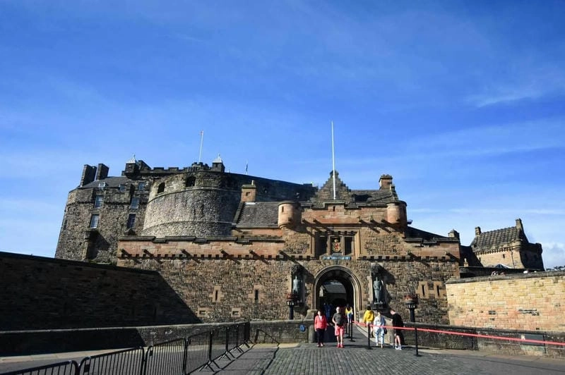 Lâu đài Edinburgh Scotland điểm đến lịch sử nổi tiếng