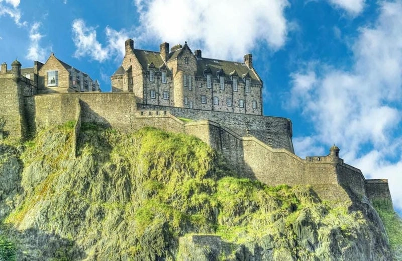 Lâu đài Edinburgh ban ngày khoe trọn kiến trúc cổ kính