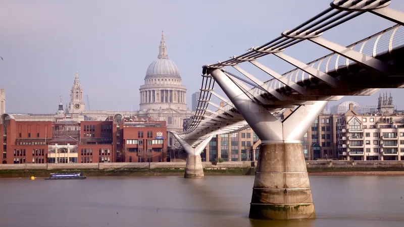 Dạo chơi bên dòng sông Thames tại London
