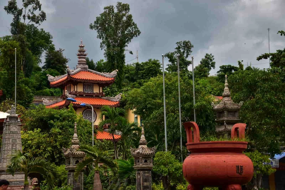 Chùa Long Sơn Long Xuyên rực rỡ trong nắng mai