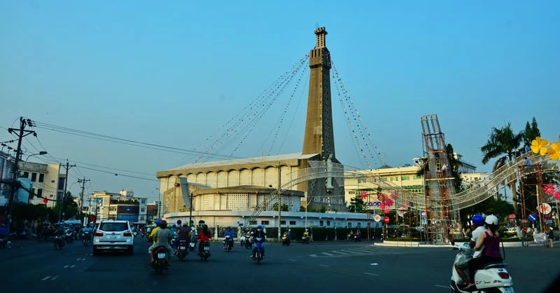 Sông Long Xuyên lấp lánh ánh hoàng hôn