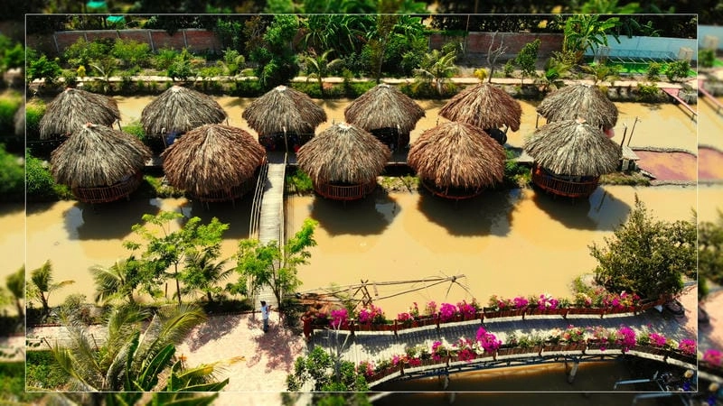 Chợ Long Xuyên tấp nập với ghe thuyền