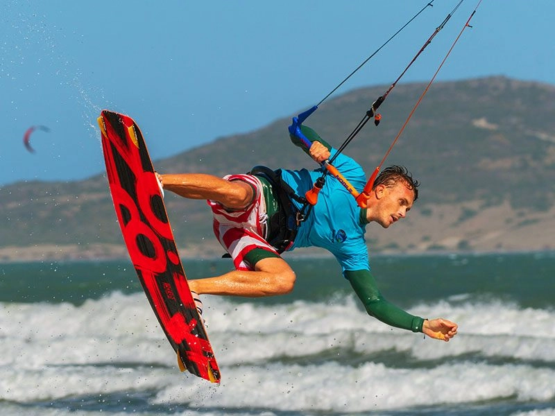 Lướt ván diều Mũi Né sôi động trên biển xanh