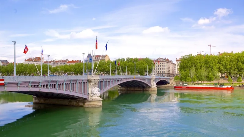 Lyon đẹp thơ mộng bên dòng sông Rhône