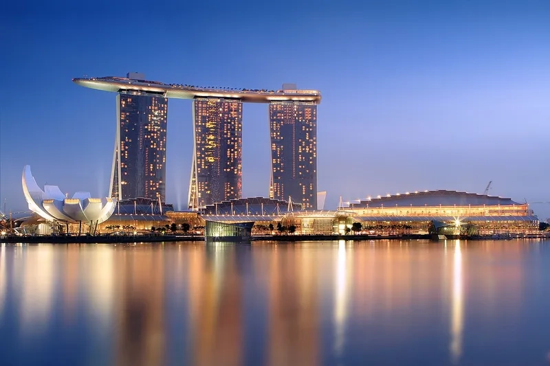 Marina Bay Sands lung linh dưới ánh đèn đêm