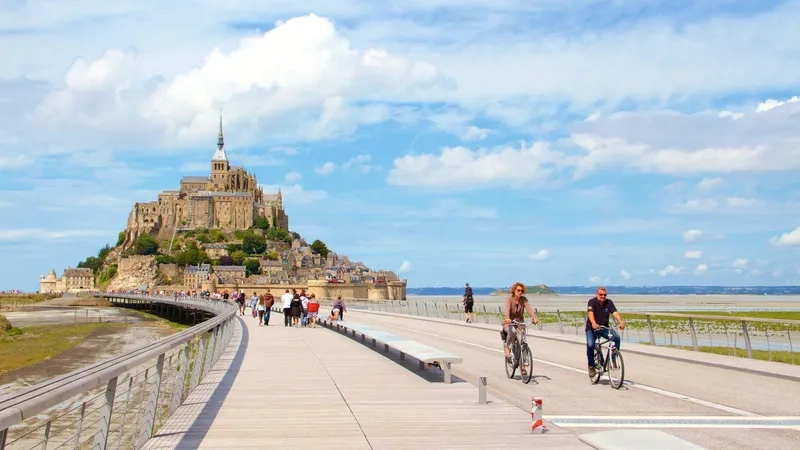 Cung điện Mont Saint-Michel soi bóng trên mặt nước yên bình