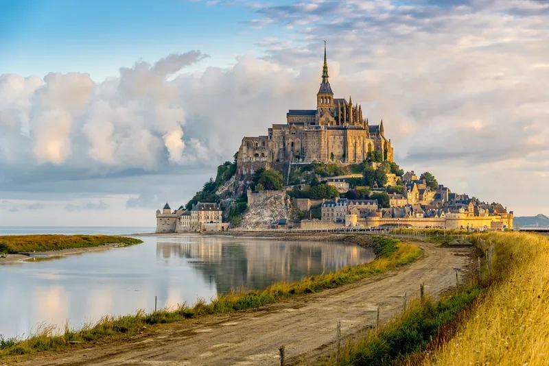 Cung điện Mont Saint-Michel thu hút khách du lịch từ khắp nơi