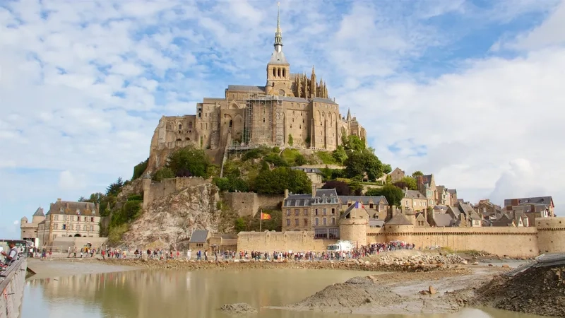 Sự hùng vĩ của cung điện Mont Saint-Michel làm say lòng du khách