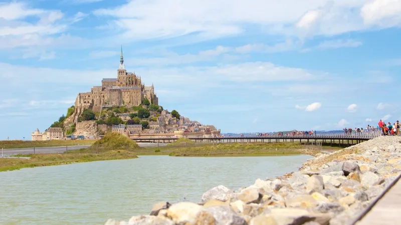 Cung điện Mont Saint-Michel hiện lên giữa biển mênh mông