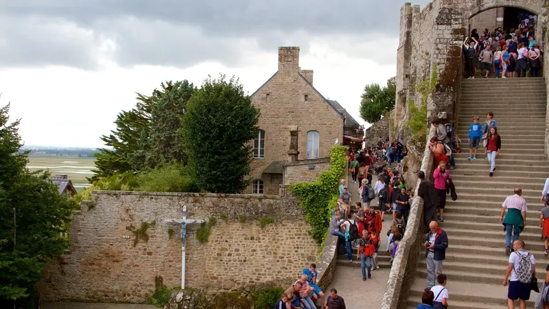 Cung điện Mont Saint-Michel là viên ngọc giữa đại dương bao la