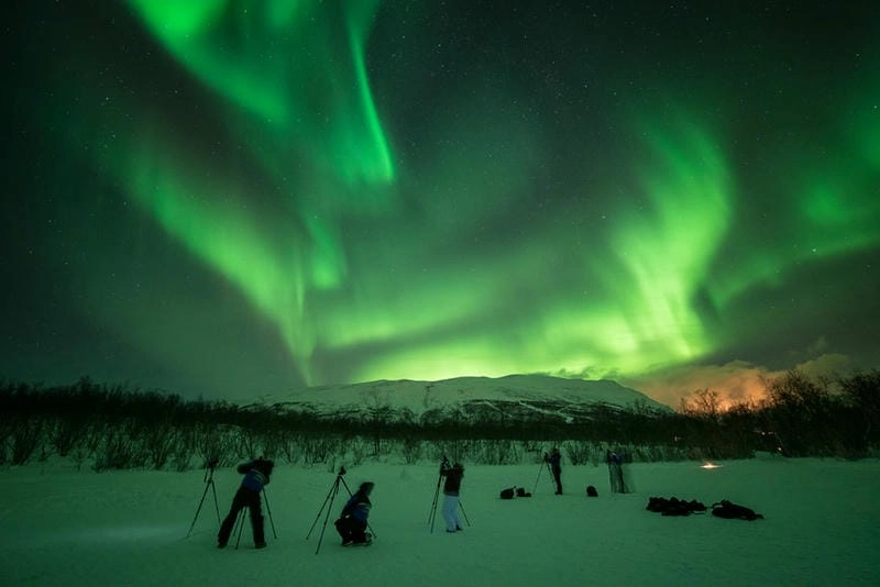 Mùa đông Bắc Cực quang với ánh sáng phương Bắc huyền ảo