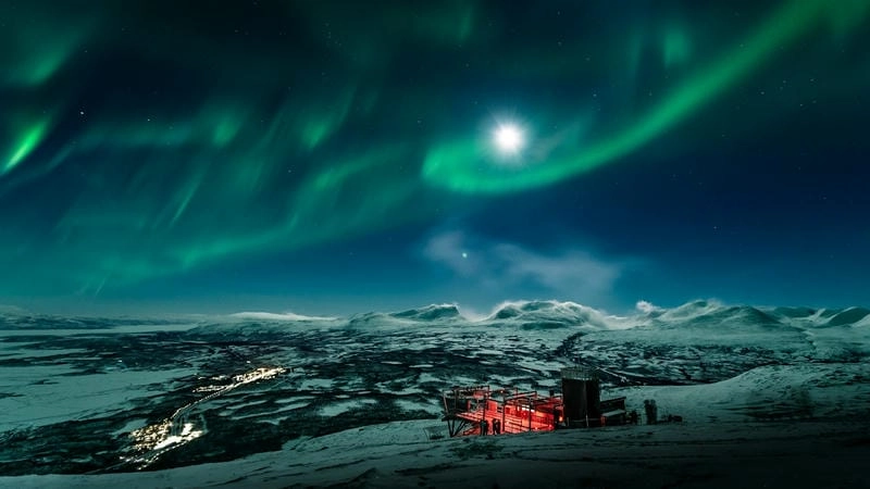 Sương mù mùa đông bao phủ khung cảnh cực quang