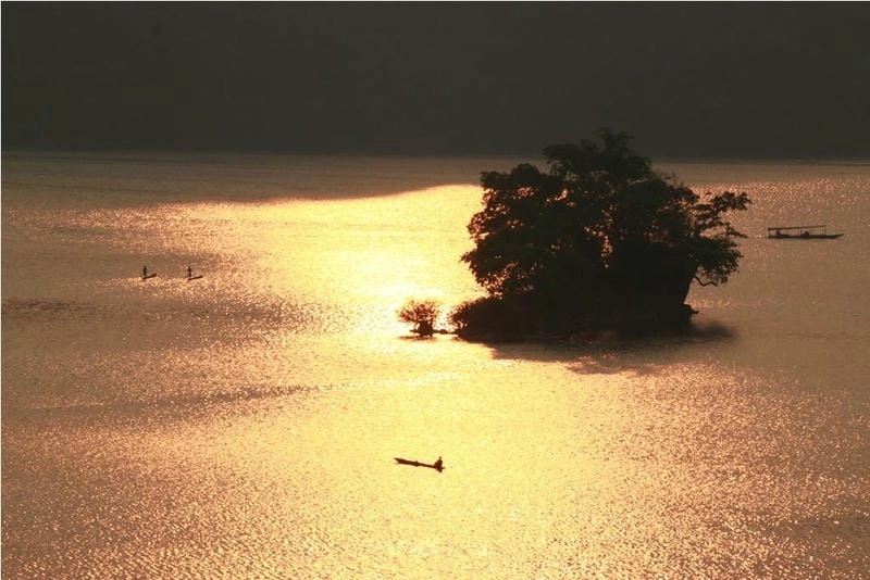 Đỏ rực khung trời hoàng hôn Ba Bể