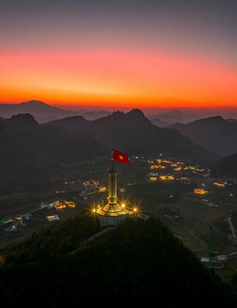 Hoàng hôn Hà Giang rực rỡ sắc màu thơ mộng