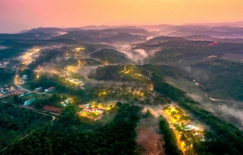 Hoàng hôn Kon Tum mùa đông nhuộm vàng trời chiều