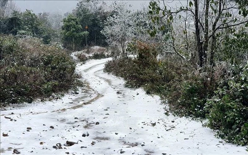 Núi non mùa đông hiện lên hùng vĩ giữa trời đông mờ ảo