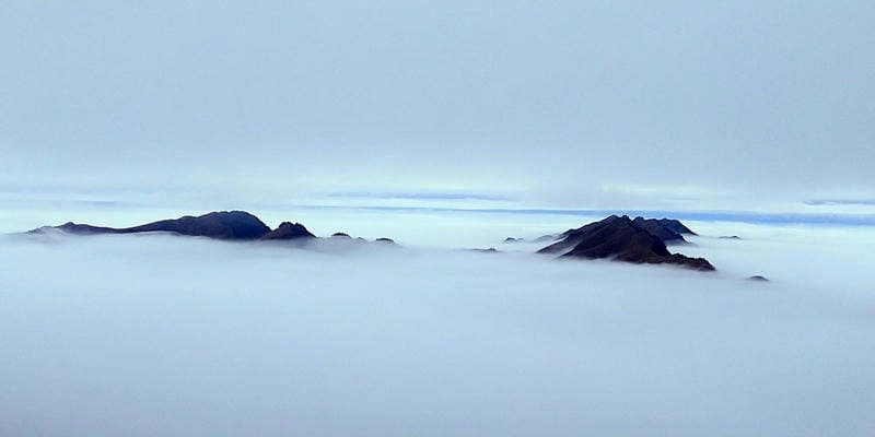 Núi non mùa đông Sơn La phủ sương mù tạo cảnh huyền bí