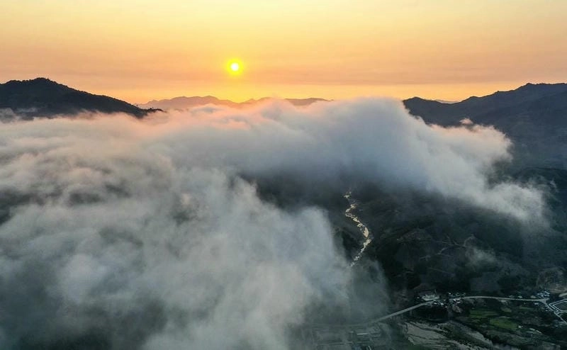 Bình minh sương mù Sơn La rực rỡ bắt đầu ngày mới