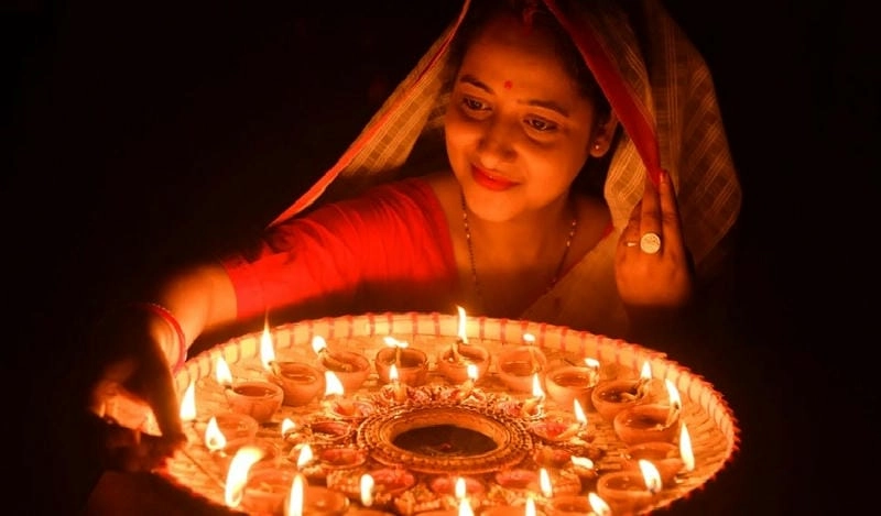 Bình minh Diwali báo hiệu một ngày lễ ấm áp