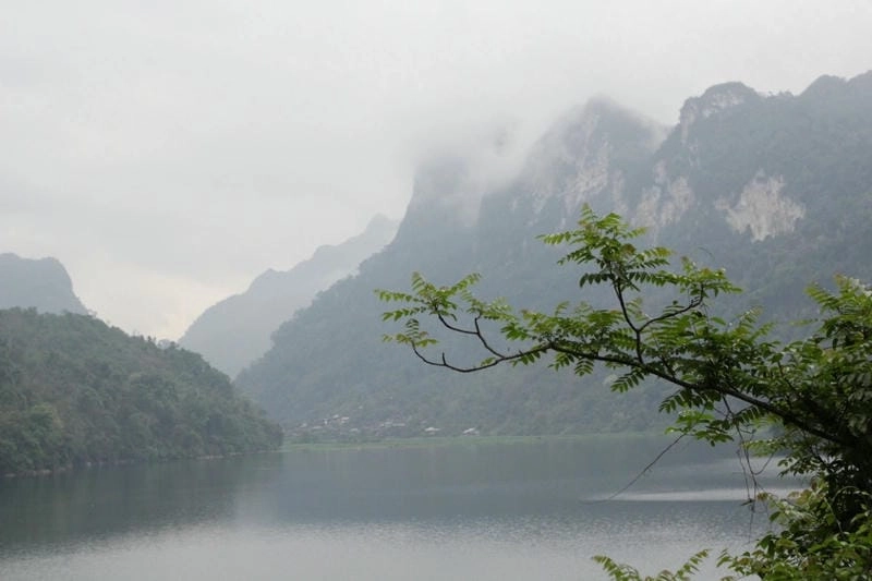 Thả hồn theo khung cảnh Ba Bể thơ mộng sương mù