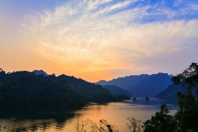 Hoàng hôn Ba Bể rực rỡ giữa màn sương giăng lối