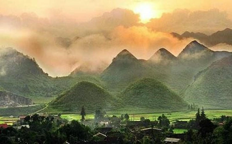 Khoảnh khắc thơ mộng dưới bình minh sương mù