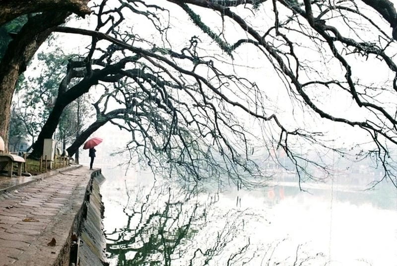 Tản bộ nhẹ nhàng cùng Hà Nội thơ mộng trong sương